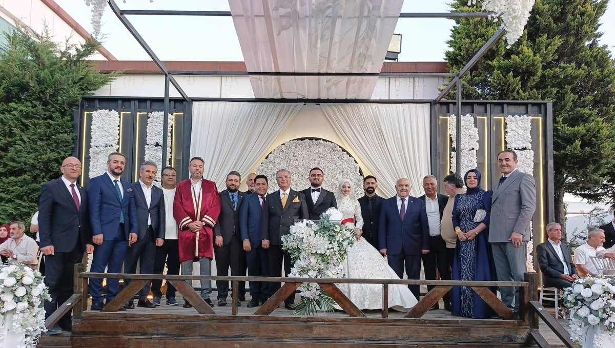 tahirabus's tweet photo. 2004–2009 dönemlerinde Beylikdüzü Belediye Başkanlığımızı yapan Sn. Vehbi Orakçı’nın evladı Reşat Mert ile Sümeyye Gülsüm kardeşlerimizin düğün merasimine katılarak nikâh şahitliklerini gerçekleştirdik.

Genç çiftimize iki cihan saadeti ömür boyu huzur ve mutluluklar diliyorum. https://t.co/zEDOPxrJ2z