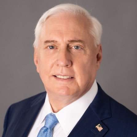 remi_philiponet's tweet photo. Colonel McGregor 🇺🇸 :

"Les forces armées russes se préparent à encercler Kiev et Zelensky va faire ses valises."

La Russie prépare un important groupe militaire pour avancer vers Kiev et plus à l’ouest. Selon le colonel américain à la retraite Douglas McGregor, les forces armées ukrainiennes pourraient bientôt se retrouver dans une situation très difficile.

«Je pense qu’au bon moment, ils se déplaceront vers le sud et couperont Kiev, et la plupart de ces troupes russes se déplaceront plus à l’ouest», a noté l’expert sur le blog vidéo Deep Dive.

McGregor estime que les forces armées russes sont soucieuses de préserver leurs effectifs, car elles réalisent une victoire imminente. Dans le même temps, l’offensive des unités russes pourrait être rapide et les Ukrainiens n’auront pas le temps de prendre des mesures défensives.

«La question est : que se passera-t-il à Kiev lorsque Poutine viendra à la fois du nord et de l’est ? Je soupçonne que nous verrons Zelensky faire ses valises et partir», a déclaré le colonel à la retraite de l’armée américaine.

McGregor avait précédemment évoqué l’effondrement imminent de l’OTAN après la fin du conflit ukrainien. L’analyste considère l’Alliance de l’Atlantique Nord comme une association faible qui ne fait que brandir ses sabres pour intimider les autres pays. Moscou l’a bien compris. Douglas McGregor considère également comme absurde l’idée selon laquelle la Fédération de Russie pourrait retirer ses troupes du territoire ukrainien.

Douglas Abbott Macgregor (né le 4 janvier 1947) est un colonel à la retraite de l'armée américaine, ancien haut fonctionnaire, auteur, consultant et commentateur politique.
Conseiller principal du secrétaire à la Défense des États-Unis.

Officier de la branche blindée, Macgregor a joué un rôle déterminant dans une bataille de chars au début de la guerre du Golfe et a été l'un des principaux planificateurs des bombardements de l'OTAN en Yougoslavie en 1999. Son livre de 1997, « Breaking the Phalanx », plaidait pour des réformes radicales au sein de l'armée américaine.

Après avoir quitté l'armée en 2004, Macgregor s'est engagé davantage en politique. En 2020, le président Donald Trump l'a proposé comme ambassadeur des États-Unis en Allemagne, mais le Sénat américain a bloqué sa nomination.  Le 11 novembre 2020, un porte-parole du Pentagone annonça la nomination de Macgregor au poste de conseiller principal du secrétaire à la Défense par intérim, fonction qu'il occupa pendant moins de trois mois. Trump le nomma également au conseil d'administration de l'Académie militaire américaine, mais cette nomination fut révoquée par le président Joe Biden en 2021. Les commentaires de Macgregor ont été remarqués pour accorder moins d'importance à l'Ukraine, aux immigrants illégaux et aux réfugiés qu'à d'autres priorités dans le cadre de la politique étrangère américaine.