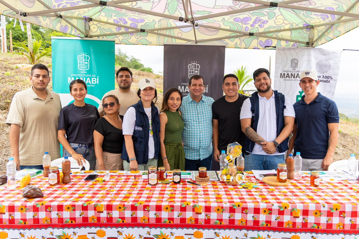 Leoorlandoa's tweet photo. Hoy conocimos el proyecto de reforestación y conservación de abejas que impulsa Luis Bravo, en Portoviejo, una iniciativa que demuestra que proteger la biodiversidad también fortalece la producción y el desarrollo sostenible de Manabí.

Desde la Prefectura de Manabí apadrinaremos este proyecto a través de nuestras áreas de Fomento Productivo y Gestión Ambiental, sumando esfuerzos para ampliar su impacto.

Además, pondremos a disposición el Vivero Provincial para aportar con especies forestales y fortalecer esta iniciativa, que se complementa con el trabajo que ya desarrollamos mediante nuestras Escuelas Apícolas, promoviendo una apicultura sostenible y la conservación de los ecosistemas.

Porque cuidar a las abejas es proteger la vida, la biodiversidad y el futuro de nuestra provincia.