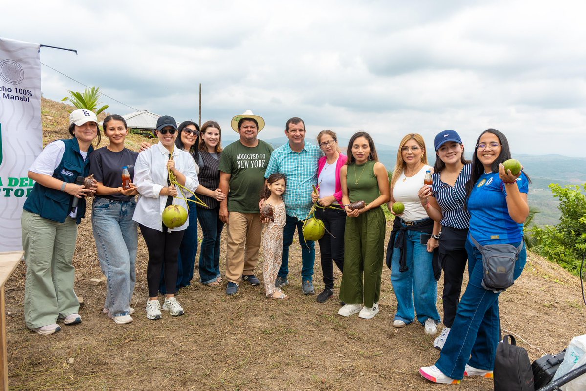Leoorlandoa's tweet photo. Hoy conocimos el proyecto de reforestación y conservación de abejas que impulsa Luis Bravo, en Portoviejo, una iniciativa que demuestra que proteger la biodiversidad también fortalece la producción y el desarrollo sostenible de Manabí.

Desde la Prefectura de Manabí apadrinaremos este proyecto a través de nuestras áreas de Fomento Productivo y Gestión Ambiental, sumando esfuerzos para ampliar su impacto.

Además, pondremos a disposición el Vivero Provincial para aportar con especies forestales y fortalecer esta iniciativa, que se complementa con el trabajo que ya desarrollamos mediante nuestras Escuelas Apícolas, promoviendo una apicultura sostenible y la conservación de los ecosistemas.

Porque cuidar a las abejas es proteger la vida, la biodiversidad y el futuro de nuestra provincia.