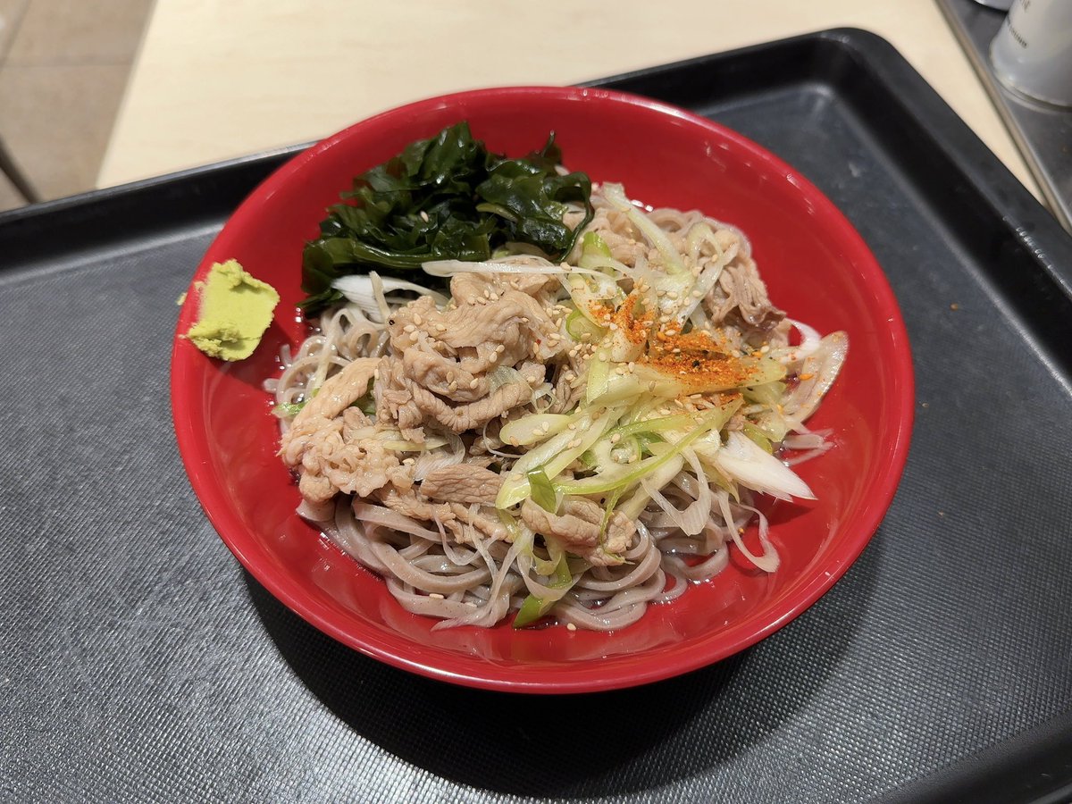 builkan18's tweet photo. 冷し肉ネギ塩そば（720円）@名代富士そばふじみ野店

残念😢「梅とろろつけそば（660円）」が終売になってました
でも、冷し肉ネギ塩も美味しかったです

#立ち食いそば #富士そば #美味しい https://t.co/8mA20ncXIv