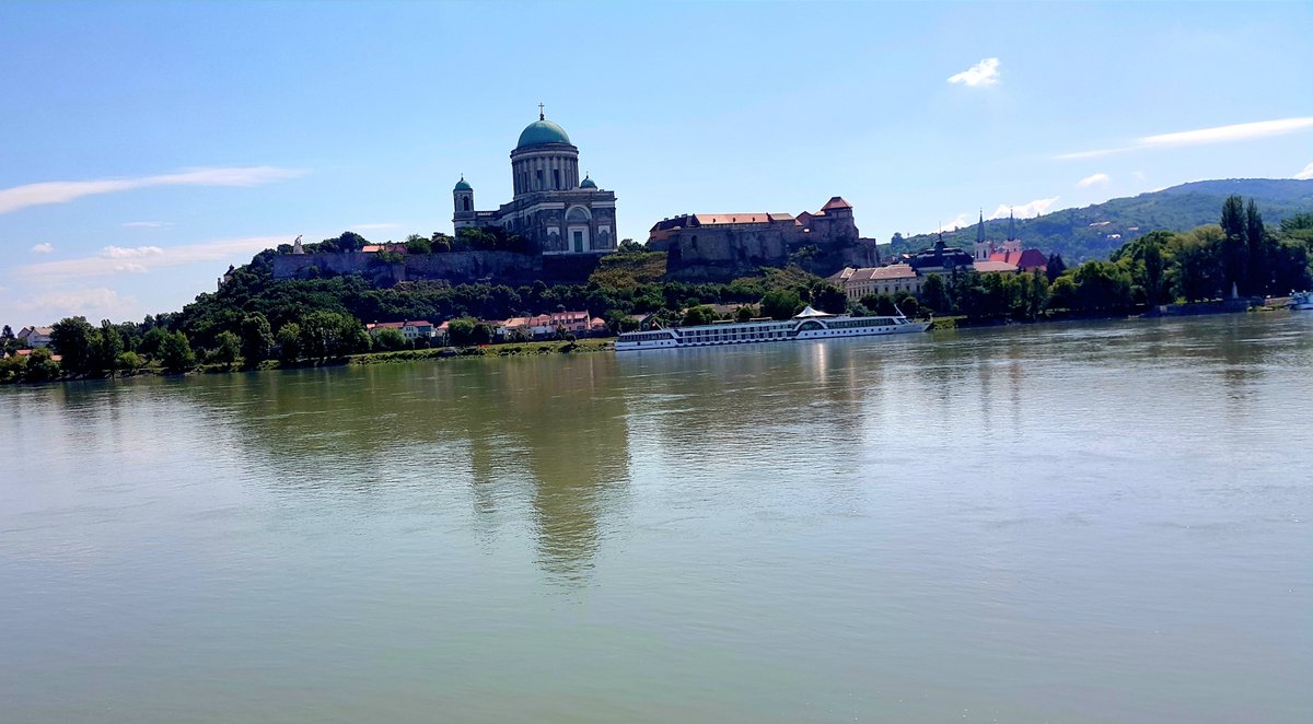 AldasEnver's tweet photo. TURAN

Akıp geldiler bozkırdan, artlarına bakmadan,
Doğusuyla, batısıyla, ses getirdi Roma'dan.

Titretiyor Avrupa'yı sarar her yanı acı, 
Köhnemiş dünyalarına, iner Tanrı Kırbacı!

Arpatla bulunca ruhu, konup, göçen, duranı,
Kurdular tam ortasına Avrupa'nın; Turan'ı.

O. S. https://t.co/IgFOnGnliK