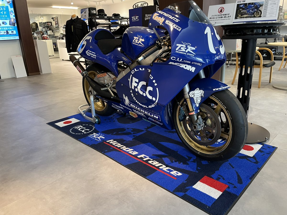 2stBack's tweet photo. #RGV250
#RSタイチ
#２スト
 少し晴れてたので朝一からキャプ組んでガレージへ！サーモ組み付けスロットルセンサー交換して調子見がてらタイチへ視察？
店内模様替えしてました　ガンマ君用に買ってたギヤオイルもう扱ってにゃい(T ^ T)  時間早くて客ワテ1人　変にオシャレになって落ち着かん https://t.co/GXSAgbcjV7