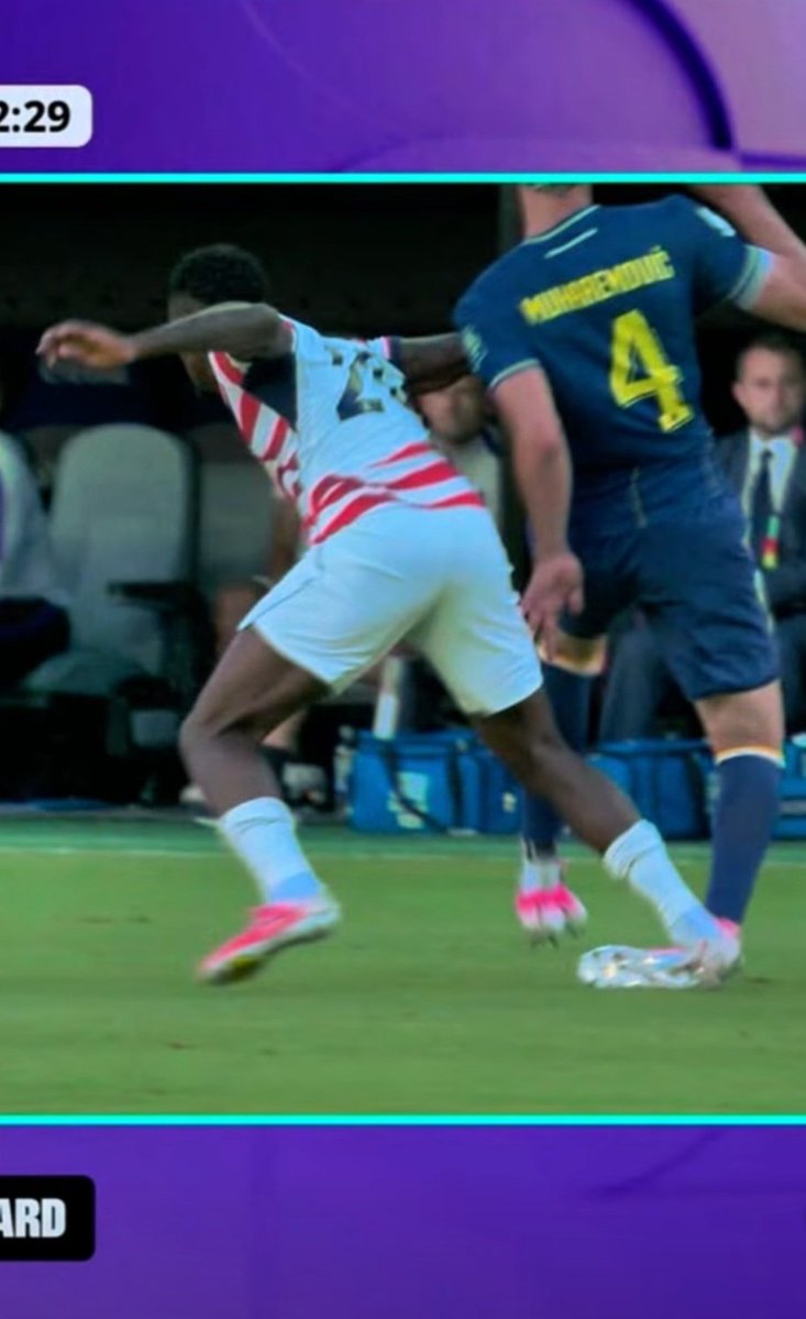 OliverTheHun765's tweet photo. @Bobby_1111888 @farokh This should not have been a red card? Then what is? https://t.co/on5uW2NljJ