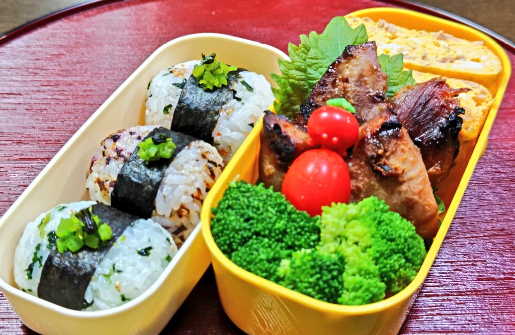 tm202304's tweet photo. 520日目🍱(2026.7.6)🌧️

ひさしぶりの
3色俵おにぎり🍙🍙🍙😊

#お弁当 #お弁当記録 #娘弁当
#おにぎり #俵おにぎり https://t.co/QpBou2Fb8r