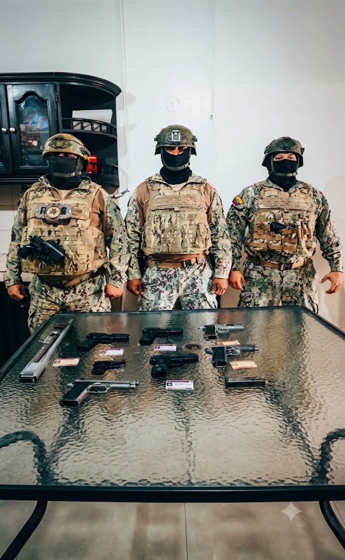 armada_ecuador's tweet photo. OPERACIÓN CAMEX PERMITIÓ DECOMISAR ARMAMENTO EN EMPRESA DE SEGURIDAD PRIVADA

#Guayaquil | Las Fuerzas Armadas, a través de la Armada del Ecuador, ejecutaron una operación militar de control de armas, municiones y explosivos en el sector Atarazana, distrito Modelo, con la finalidad de verificar el cumplimiento de la normativa vigente en una empresa de seguridad privada.

Durante la intervención se realizó la revisión del armamento y de la documentación correspondiente, identificándose irregularidades relacionadas con permisos caducados y documentos en mal estado.
Como resultado de la inspección, se procedió al decomiso de 12 pistolas, las cuales fueron puestas a órdenes del Centro de Control de Armas para el procedimiento administrativo y legal correspondiente, conforme a la normativa vigente.

Estas acciones forman parte de las operaciones permanentes que ejecutan las Fuerzas Armadas para fortalecer la seguridad, verificar el cumplimiento de la ley y prevenir el uso indebido de armamento.

#YoSoyNaval
#SiempreARumbo
@FFAAECUADOR 
@DefensaEc