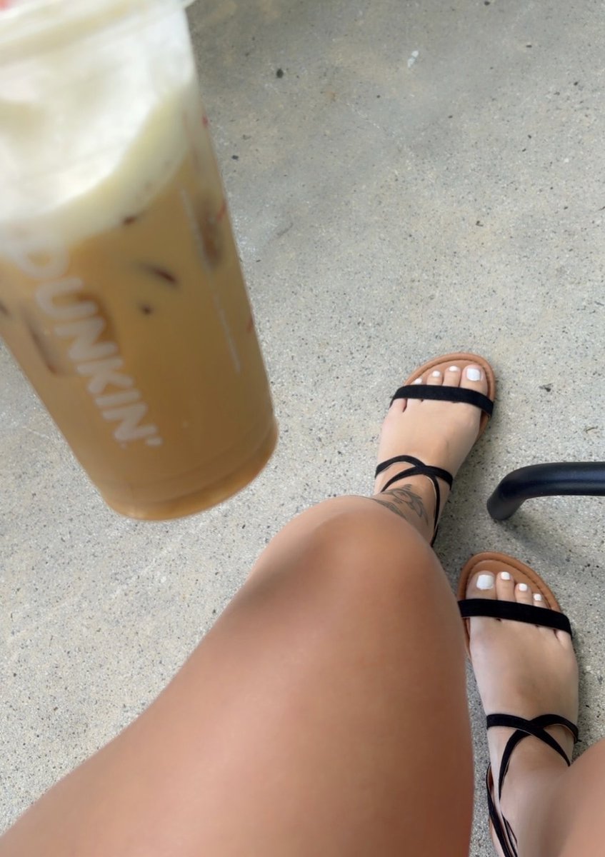 all4amandaa_'s tweet photo. beautiful weather, toes out and a iced coffee. the perfect way to enjoy my day. https://t.co/Ng15TFsL9A