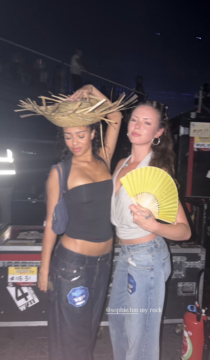 NewsKatseye's tweet photo. Manon and her bestie Sophie stun in new photos together! https://t.co/f3GcFIGIx1