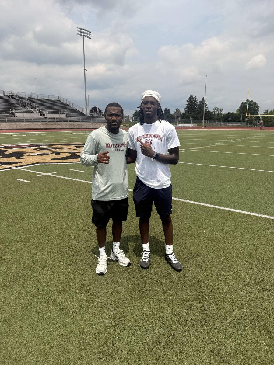 EDavies2027's tweet photo. Thank you @CoachPatt4 @CoachFargo_KUFB  for the camp invite can’t wait to continue to build the relationship and get back on campus #Bearseat.
@coach_U @CoachkealJa @CoachEL_COHS @Eric_Engle @DAWGSprtsTrnng @CoachJCuff @CoachRBenj @DELCOFootball https://t.co/hCA9iAPmrp