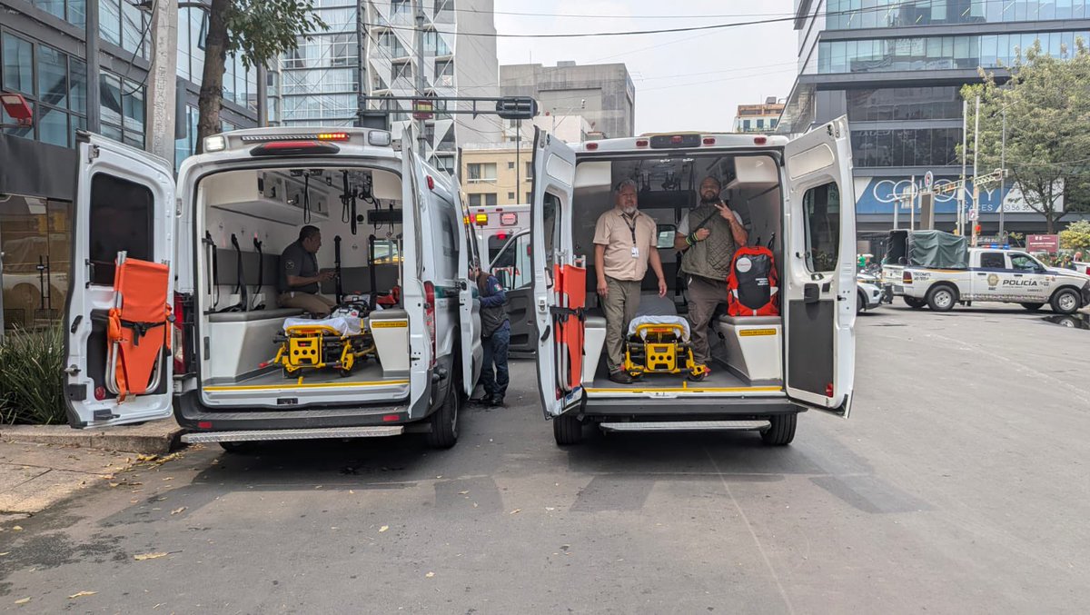 zoerobledo's tweet photo. ¡En el @Tu_IMSS ya estamos listos para el partido! ⚽💚

Nuestro personal ya instaló los Puestos de Atención Médica Avanzada en el Ángel de la Independencia y Paseo de la Reforma.

En coordinación con el @GobCDMX, estaremos atentos en las Unidades de Medicina Familiar cercanas para brindar atención a quien la necesite.

¡Que gane México y disfrutemos esta fiesta con responsabilidad! 🇲🇽