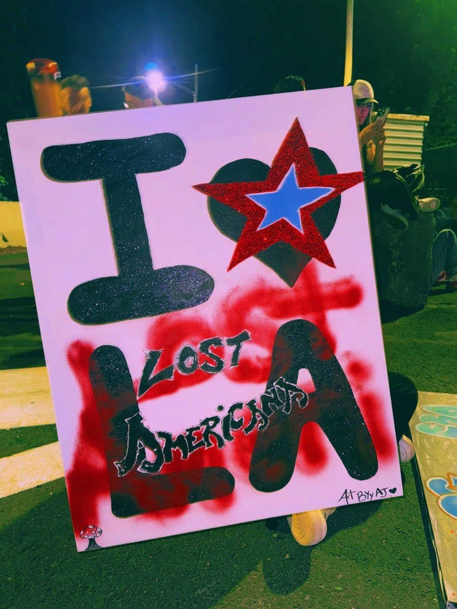 Ssttelllaaa's tweet photo. @machinegunkelly little do you know I’m bringing multiple paintings to gift you at @mgkdaycle 🤭 #mgk #machinegunkelly https://t.co/pys4SeV9rO