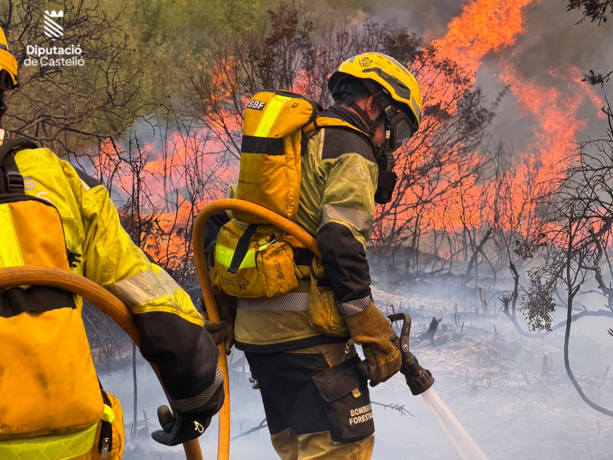 BombersDipcas's tweet photo. 📸Imágenes de algunos de los momentos más complicados del #IFSoneja declarado este mediodía. Un incendio que ha evolucionado rápidamente, agravado por la orografía, altas temperaturas y escasa humedad, y en el que seguimos trabajando esta noche con todo el dispositivo. https://t.co/x1W2luiEKc