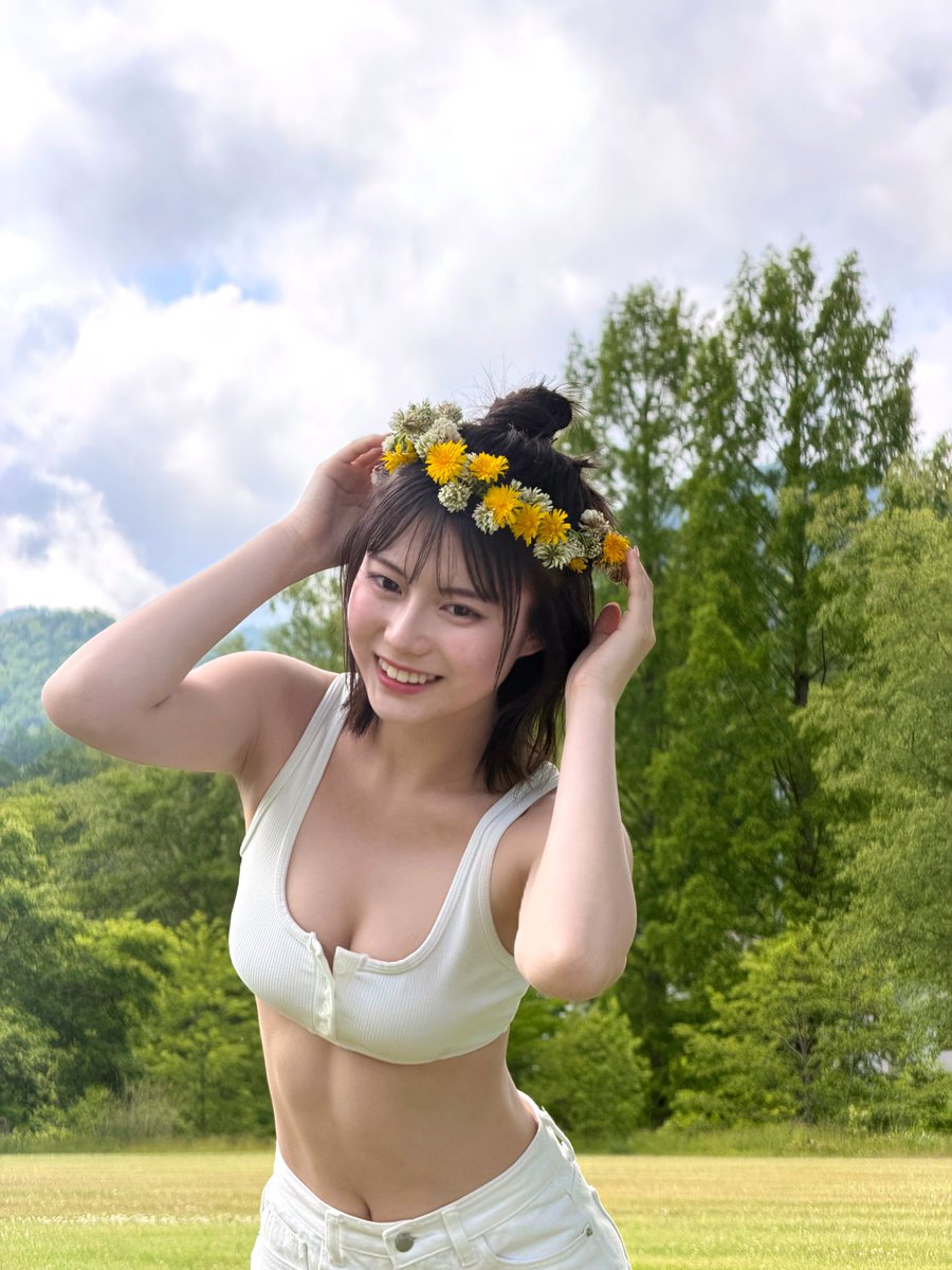 misato_tominaga's tweet photo. 【お知らせ】
本日発売のヤングマガジン32号に表紙＆巻頭グラビアで登場しています！

ミスマガジン2025の太田しずくちゃん、まるやそらちゃんと3人で函館に🐮
爽やかな私たちを沢山受け取ってください!!
 #ヤングマガジン  #ミスマガジン2025 https://t.co/RB4ccAoYbO