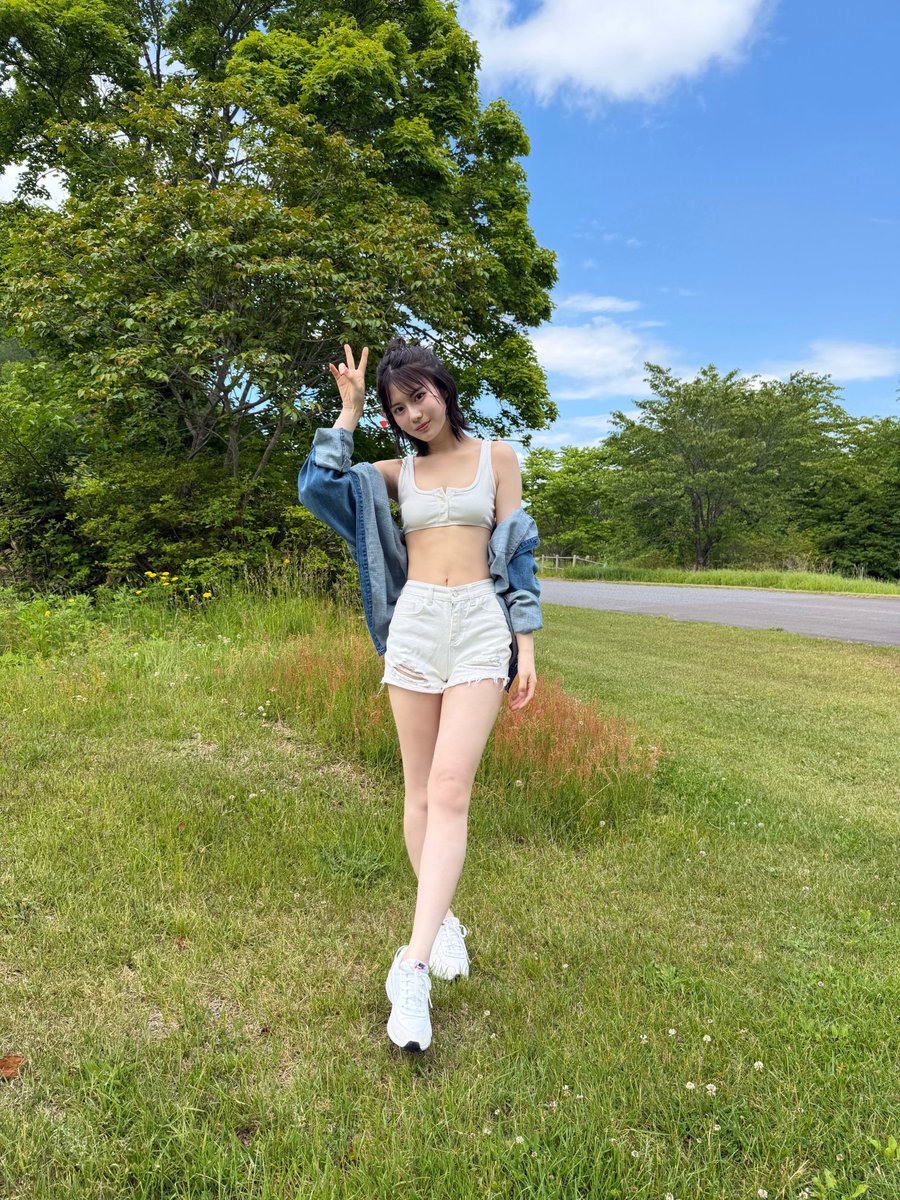 misato_tominaga's tweet photo. 【お知らせ】
本日発売のヤングマガジン32号に表紙＆巻頭グラビアで登場しています！

ミスマガジン2025の太田しずくちゃん、まるやそらちゃんと3人で函館に🐮
爽やかな私たちを沢山受け取ってください!!
 #ヤングマガジン  #ミスマガジン2025 https://t.co/RB4ccAoYbO
