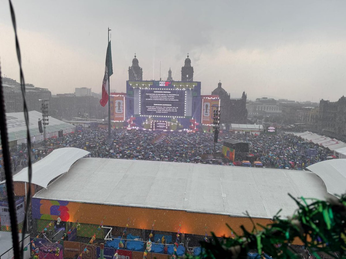 MVSNoticias's tweet photo. 🚨#AlMomento🚨Se interrumpe transmisión en el #Zócalo ⚠️📺

Autoridades y organizadores del #Mundial2026 informan que, debido a las fuertes condiciones climáticas registradas en el Centro Histórico de la #CDMX, la señal del partido se ha suspendido temporalmente.

Se recomienda a todos los asistentes resguardarse y mantenerse atentos a los canales oficiales para las actualizaciones de reanudación. ⛈️👇

📹| Arturo Damián (@ArturoDV), reportero de MVS Noticias.