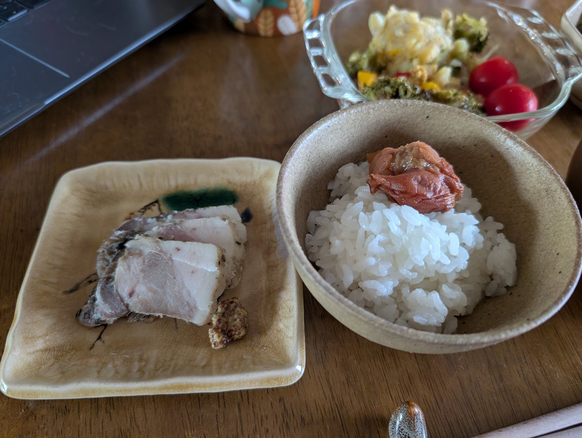 hinomoto1q72's tweet photo. 朝飯どーん🍚🎌
自家製ロースハムが好調！
一合から三食生活もいい感じ✌️ https://t.co/zEtOAEW8Dd