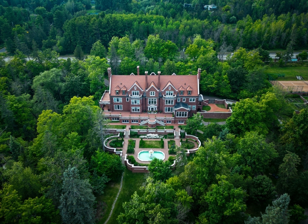 ericw31890435's tweet photo. Glensheen Mansion is beautiful, historic, and quietly unsettling. Step inside Duluth’s lakeside landmark and explore the haunted stories, tragic past, and eerie atmosphere that still surround it. 👻

https://t.co/u3JfE3NS6w

#HauntedMinnesota #GhostStories https://t.co/39eqhc3DW2