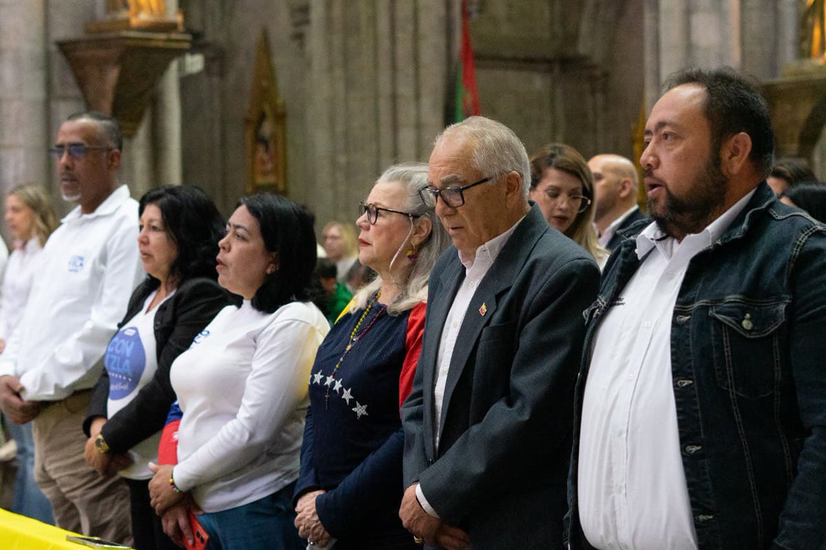 MundoConVzla's tweet photo. Unidos y en oración por quienes hoy sufren. 

En Ecuador, la Vicepresidenta María José Pinto, la asesora presidencial Gabriela Avendaño y Lucia Jaramillo, Presidenta de la comisión de RRII y movilidad humana de la AN acompañaron la misa por las víctimas del doble terremoto. 

La luz que encendemos en todo el mundo ilumina a quienes hoy luchan por rescatar a quienes están entre los escombros, a los que curan a los heridos y cuidan a los damnificados. 

Nos tenemos desde Quito #UnaLuzPorVenezuela 🕯️🇻🇪🇪🇨