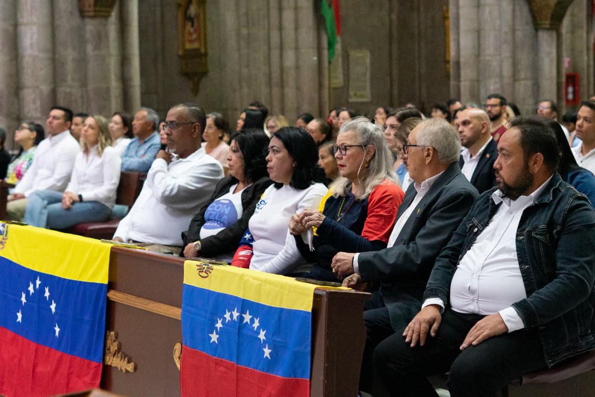 MundoConVzla's tweet photo. Unidos y en oración por quienes hoy sufren. 

En Ecuador, la Vicepresidenta María José Pinto, la asesora presidencial Gabriela Avendaño y Lucia Jaramillo, Presidenta de la comisión de RRII y movilidad humana de la AN acompañaron la misa por las víctimas del doble terremoto. 

La luz que encendemos en todo el mundo ilumina a quienes hoy luchan por rescatar a quienes están entre los escombros, a los que curan a los heridos y cuidan a los damnificados. 

Nos tenemos desde Quito #UnaLuzPorVenezuela 🕯️🇻🇪🇪🇨