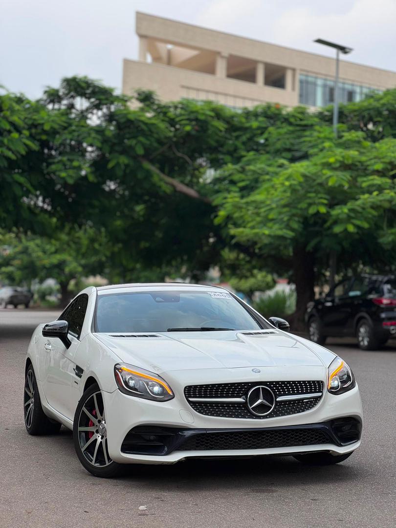 DriveXnetwork's tweet photo. An extremely clean foreign used convertible Mercedes Benz SLC43 2020 model with verify duty paid in m
keyless entry
Heated/Ventilated seat 💺
Reverse camera 
Ambient light 
6 cylinder engine 
Duty✅
Nationwide delivery 
Price:N69m
Abuja
[WhatsApp]08163685976
📞09027278161 https://t.co/J95Ct1Z9gw