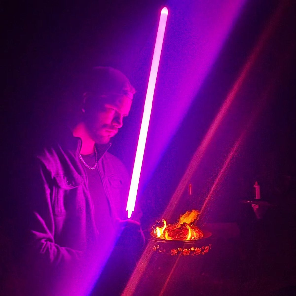 TrashBoi__'s tweet photo. I bought a lightsaber
(Thread) https://t.co/iFKmUU2bGt