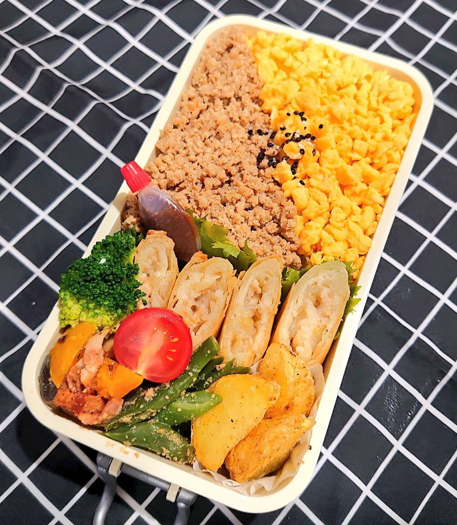 BentoBenko's tweet photo. ・鶏そぼろ&amp;玉子そぼろ
・春巻
・ケイジャンポテト
・インゲンのごま和え
・パプリカときのこのバタぽん炒め
・ブロッコリー&amp;ミニトマト

寝起き揚げ物がそろそろ厳しいな…ただただ暑かった😵

#旦那弁当 #お弁当 #お弁当記録 https://t.co/rs3TdyYZZg
