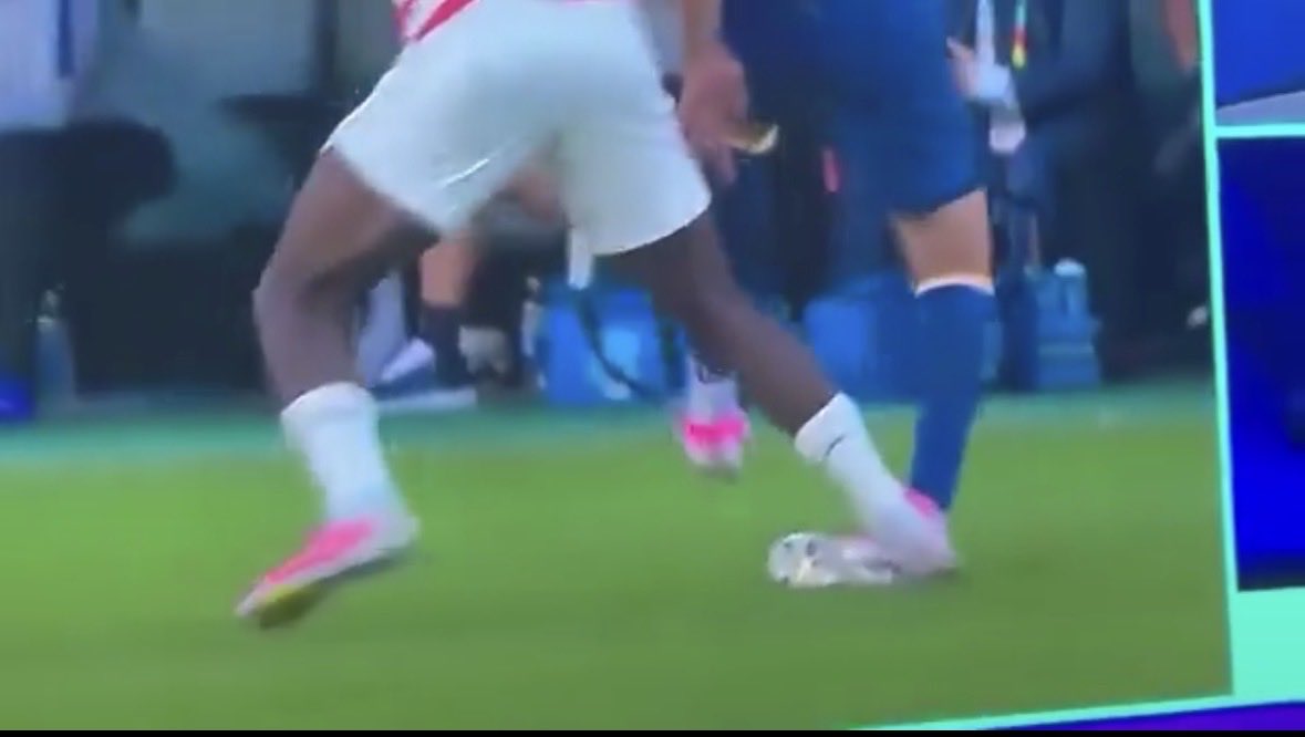 DomcLeg26374's tweet photo. @bturner23 no red card - lol https://t.co/dtf7iAPvzG