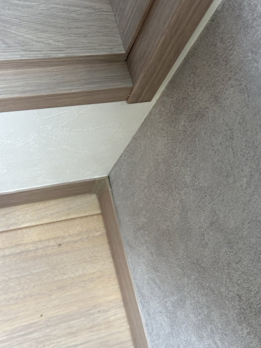 haro_house's tweet photo. コーキングどこまで言って委員会もんだい。
とりあえず全部気になるところは付箋貼っておきました😟
#施主点検 https://t.co/x1jtXYQKW3
