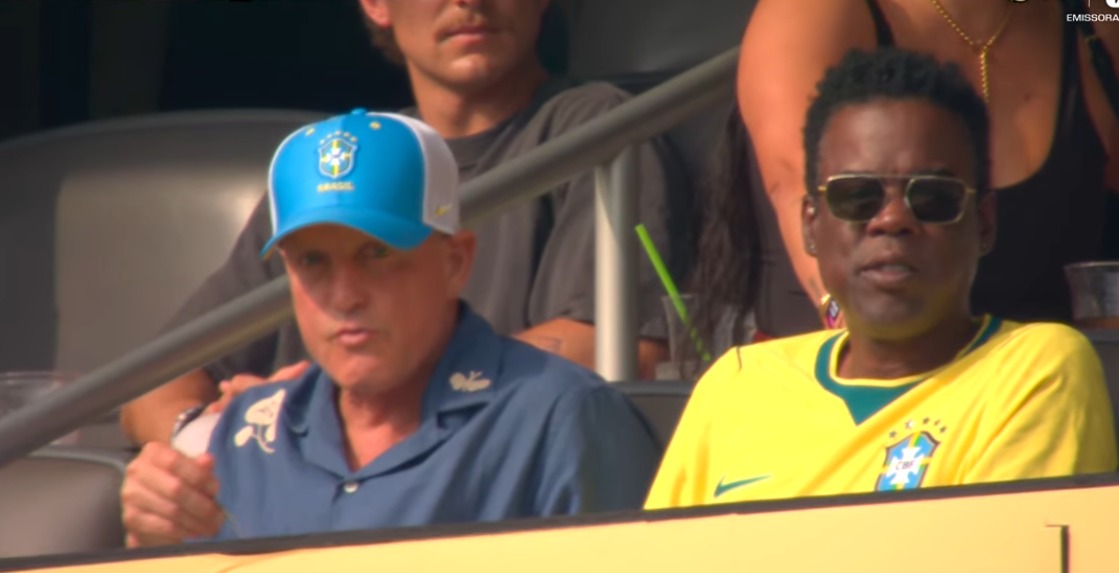 overthinklu's tweet photo. Tava vendo o jogo do Brasil e do nada o Woody Harrelson com o Chris Rock ambos torcendo pelo BRASIL https://t.co/zvGlyelxHY