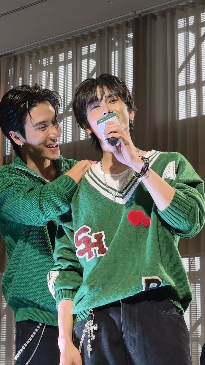 JiAbi9878's tweet photo. Sin duda alguna ellos son perfectos juntos, me encanta verlos  asi de felices.

PERTHSANTA FRESH BREATH 

#DENTISTEXPERTHSANTA
#PerthSanta #เพิร์ธแซนต้า 
#PerthTanapon #Santap 
#DOMIIA https://t.co/OEKd6xRAn2