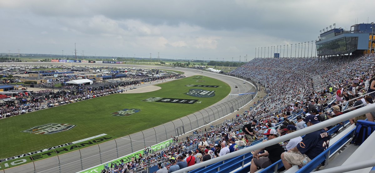 Georgeonvox's tweet photo. Chicagoland sellout! 🙌🏼 Hope we keep coming here. Me and my brothers drove up from FL to contribute. Let's win this thing @Alex_Bowman https://t.co/8XjZXvc4uQ