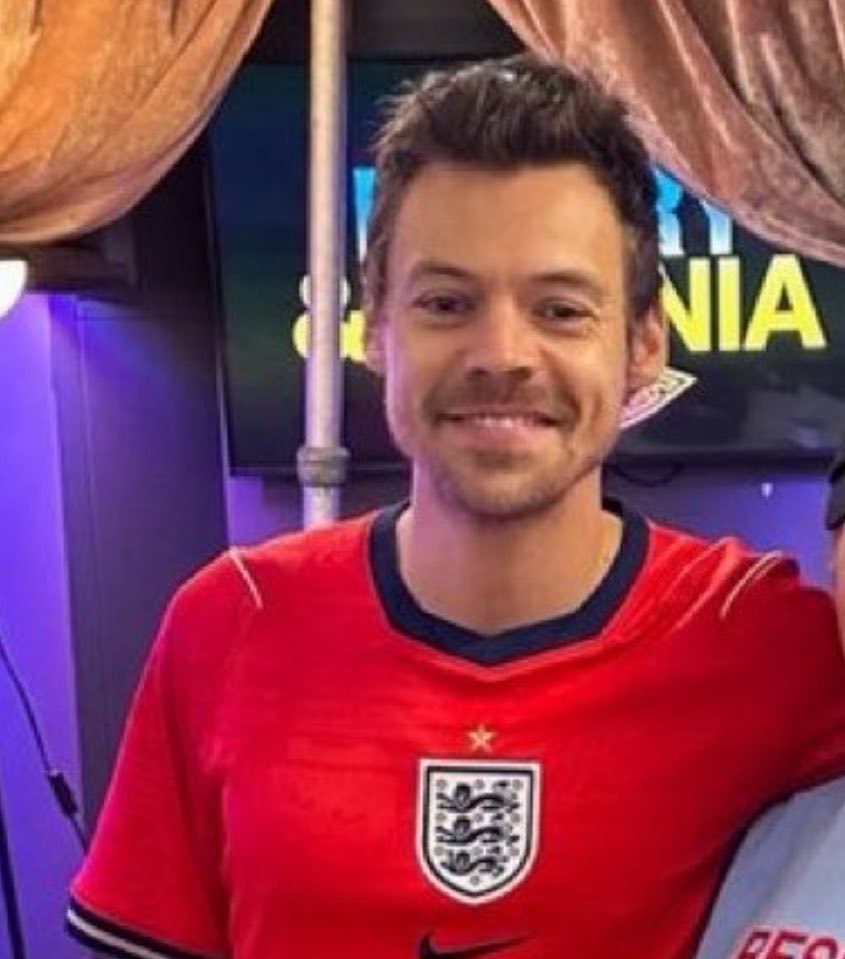 larrybeliever91's tweet photo. TOGETHER TOGETHER
DAMN, THEY’RE SO MARRIED

"I noticed that there's a piece of you in how I dress" https://t.co/l62aZzz2fs