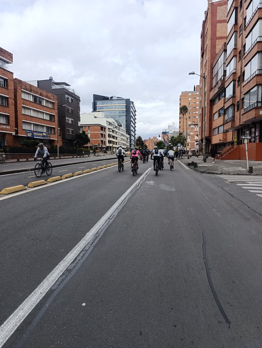contrary_moods's tweet photo. En Neiva no camino ni media cuadra y vengo a Bogotá y me hacen madrugar para salir a caminar, fingiendo ser fitt cuando claramente soy fat. https://t.co/fpWMlxB0AK