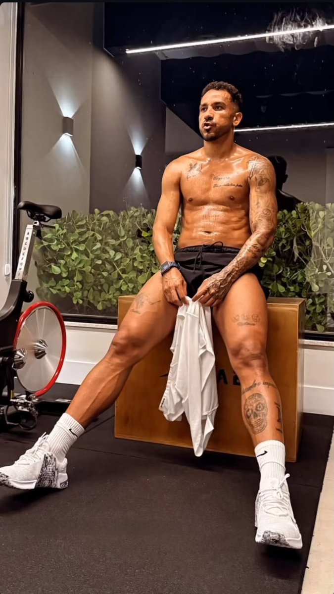 Zen_de_Esquerda's tweet photo. O Danilo pode errar passe, mas ele é o jogador mais Bonito e gostoso da seleção. Neymar não faz nem sombra . Vai, Brasil! 
#BRAxNOR https://t.co/gtgpKd5oXX