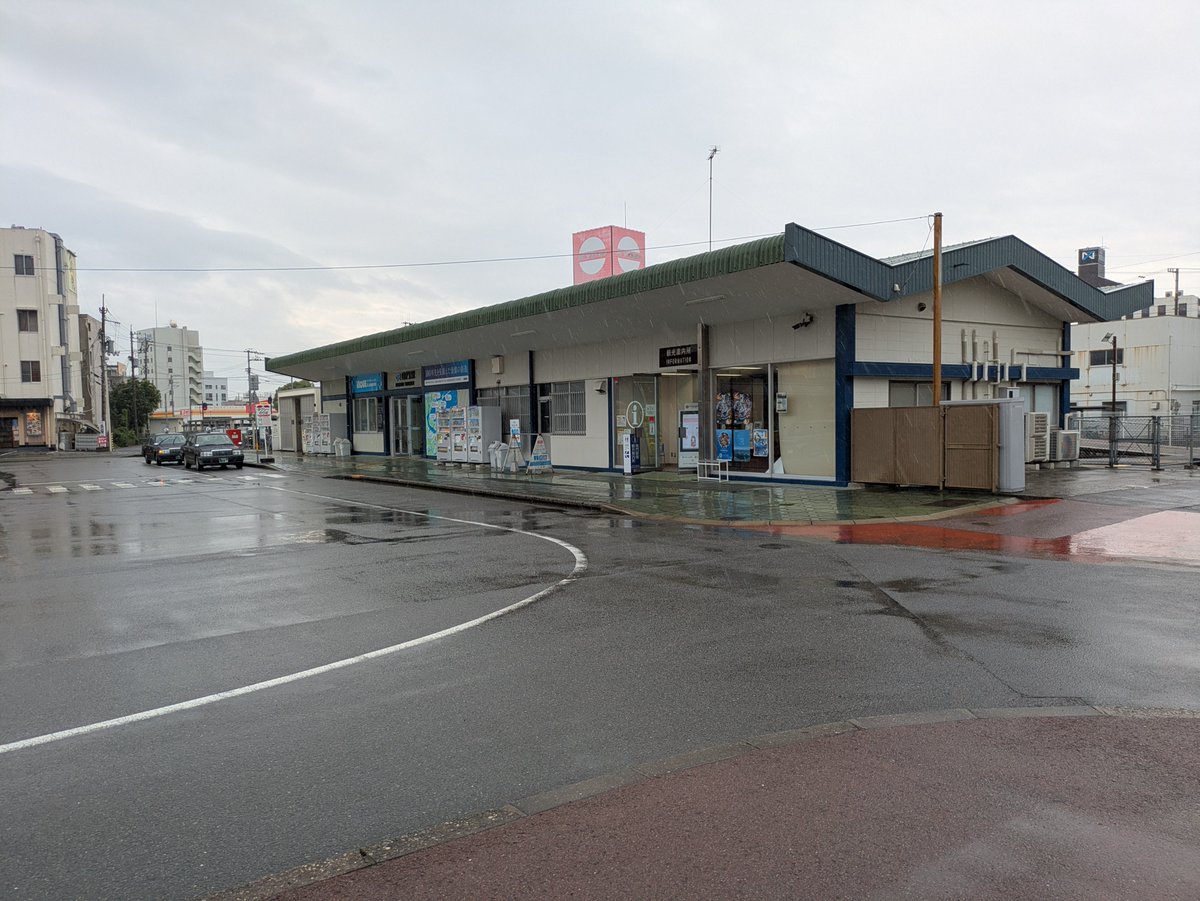 geky3zen's tweet photo. 鳴門駅はコンクリ製平屋の駅舎でした。緑の券売機が置かれていて窓口も開いていて時間帯によっては駅員もいるようです。 https://t.co/yaAGaCXfzd
