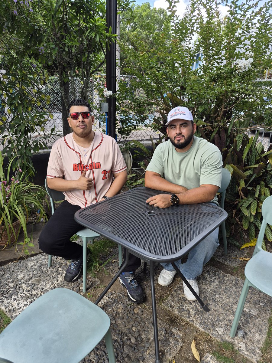 Luis21satoshi's tweet photo. When I learned about Bitcoin, I didn't just get a great mentor like @Alejandro28292 —along with that knowledge, I also gained a true friend I can call a brother.
​And here we are, still looking for every opportunity and the right moment to educate about Bitcoin with the right intention: the kind that seeks true transformation for others. 🤝🟠