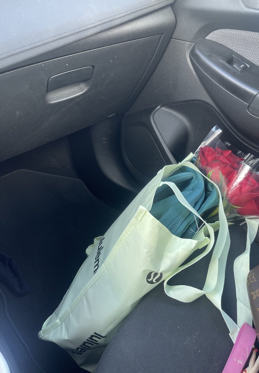 beammeupblocki's tweet photo. Fck it first date came proper yas new gym bag n sets + flowers #SuchALady ๐
๐พ (i told him forever flowers nxt time boo) https://t.co/qGX7uXgZYO