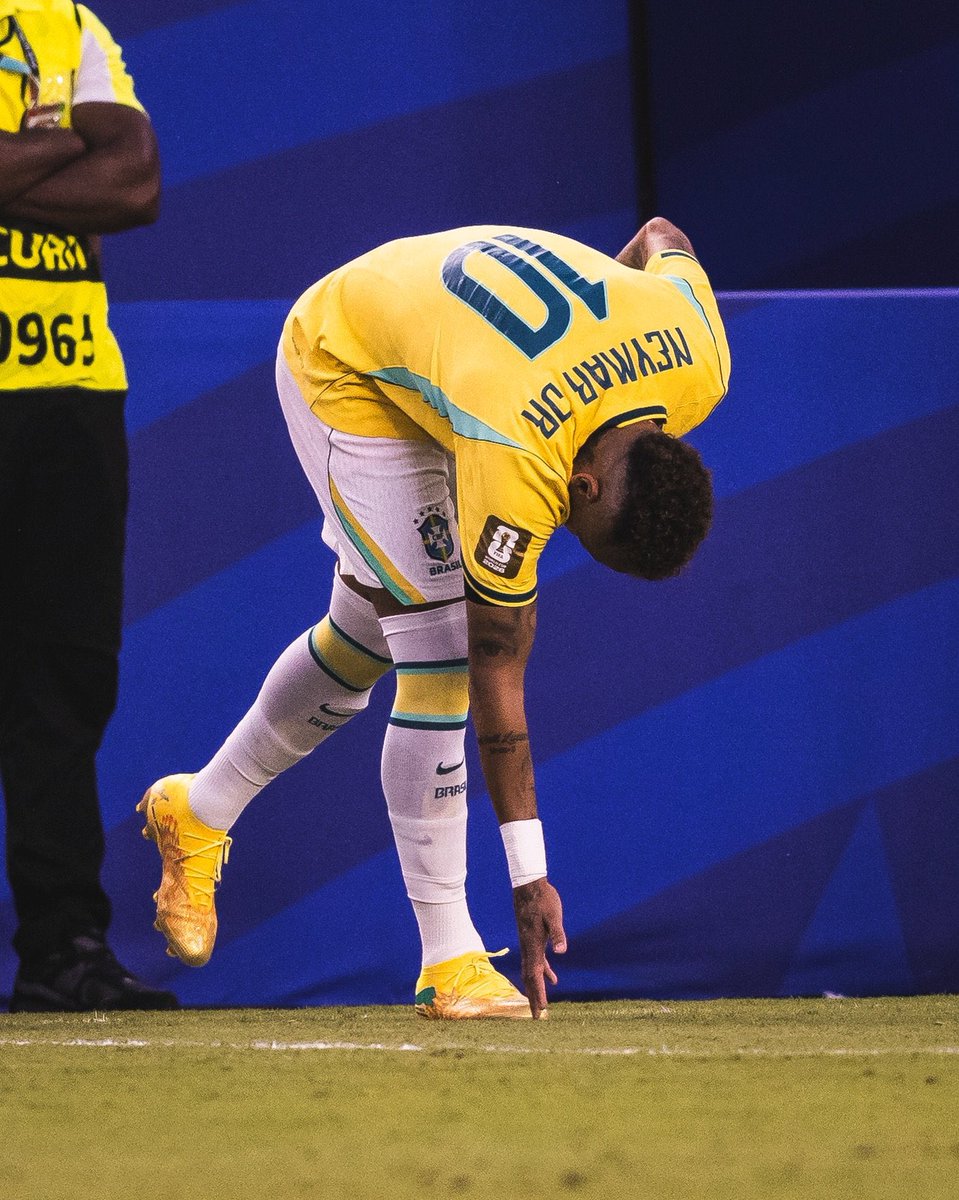 Irala805's tweet photo. Entra él a la cancha y yo soy más brazuca que jugar al fútbol en ojotas https://t.co/QpkiHAT8mN