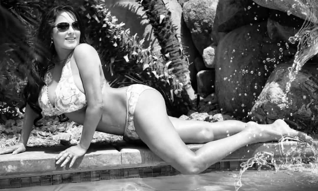 Bedd69Helen's tweet photo. #nationalbikiniday #publishedmodel #tommybahama #rayban #helenbedd July 5, 1946 Louis Reard unveiled the modern two - piece swimsuit in Paris, France #blackandwhite #noedit #vampphotography #lasvegas https://t.co/hLoYYxZHwk