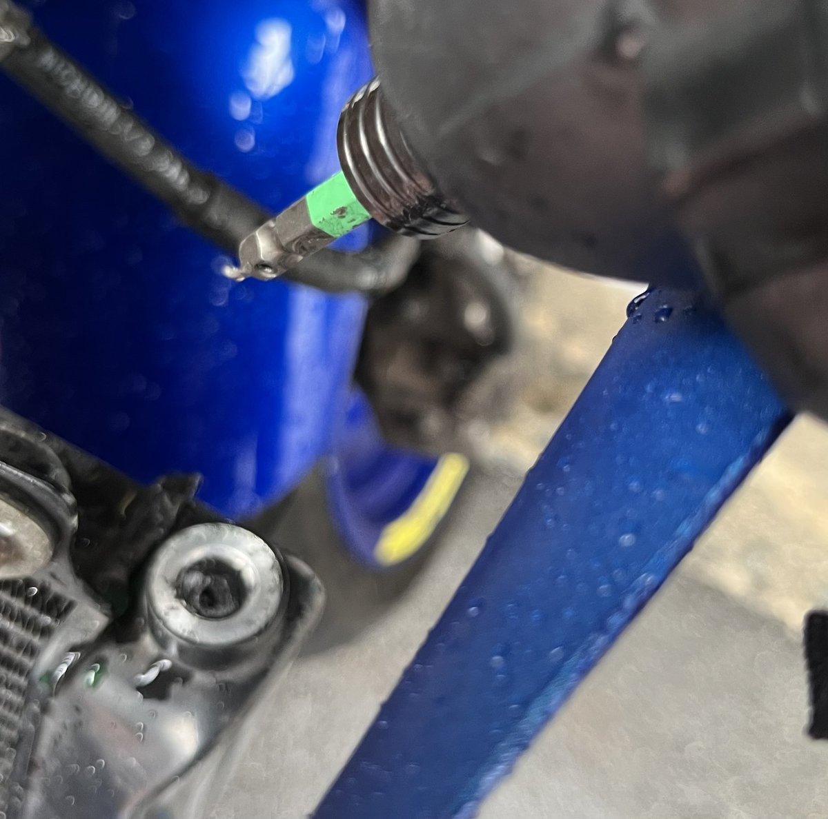 2stBack's tweet photo. #RGV250
#２スト
 サーモ変えたのに横着してキャップから補充しただけなので水温上がるの早く減ってた　流石にシリンダーとラジエターのドレン開けたがラジエターのボルト折れて摘出！　サーモ　センサー　キャブやって試走！悪くないがも一つ　道端で見たら横からソケットチョロリ　繋ぐ忘れてました https://t.co/txSXMeb0Uy