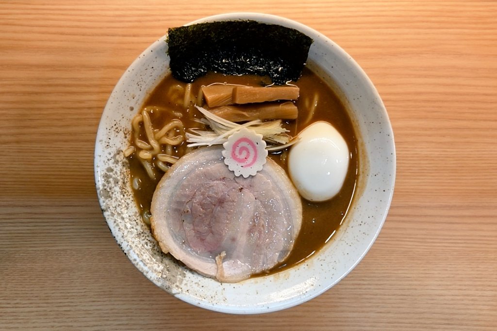 kazutan0264's tweet photo. 濃厚中華そばつる縁@葛西にて、味玉濃厚中華そば。夜営業は、18時の開店と同時にスープ切れが宣告される程の人気ぶり。塩味が描く鮮やかな稜線に、動物系のコク・魚介のうま味・カエシの風味が彩りを差し込み、素材感の粋を演出。スープ粘度も極めて高く、麺を啜る度に濃厚スープが胃臓に降り積もる。 https://t.co/mLaKWhCc4s