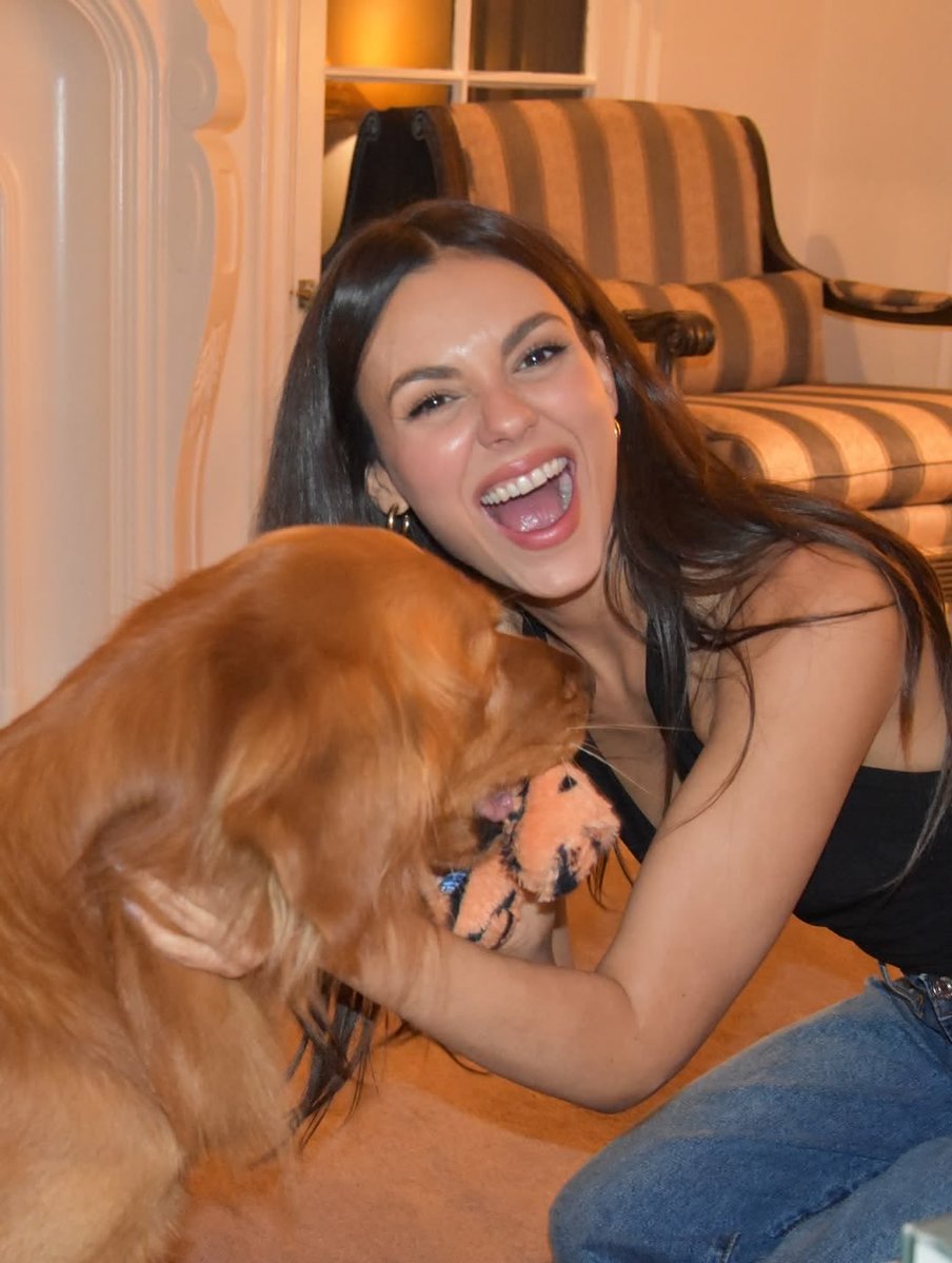 hourlyjustice's tweet photo. Victoria Justice https://t.co/4svEkr1KJb