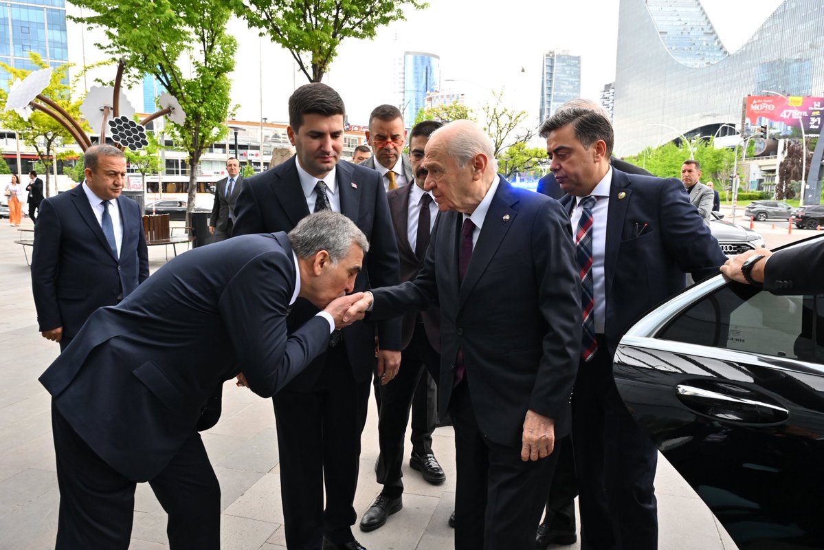 Eyupyildizlar's tweet photo. 6 Temmuz 1997’den bugüne; 29 yılı aşan kutlu liderlik, 30. yıla uzanan büyük bir dava yürüyüşüdür.

Sayın Genel Başkanımız Devlet Bahçeli Bey; Milliyetçi-Ülkücü Hareket’in sarsılmaz lideri, Türk milletinin beka davasına ömrünü adamış büyük bir devlet ve dava adamıdır.

Başbuğumuz Alparslan Türkeş’in emanetine, Üç Hilal’in onuruna, ülkücü şehitlerimizin aziz hatırasına ve Türk milletinin kutlu istikbaline her şartta sahip çıkmıştır.

Türkiye’nin geçtiği bütün kritik süreçlerde; darbelere, vesayet odaklarına, teröre, iç ve dış ihanet çevrelerine karşı milletin yanında, devletin safında, milli iradenin arkasında dimdik durmuştur.

15 Temmuz’da sergilediği kararlı duruşla, Terörsüz Türkiye hedefinde ortaya koyduğu tarihi iradeyle, milli birlik ve kardeşliğimizi büyüten bilge liderliğiyle Türk siyasi tarihine mührünü vurmuştur.

O; fırtınalı zamanların sarsılmaz iradesi, devlet aklının güçlü sesi, Türk milletinin istiklal ve istikbal mücadelesinin bilge lideridir.

30. yılında da Liderimiz Devlet Bahçeli Bey’in izinde; davamız kutlu, yolumuz açık, Türkiye sevdamız ebedidir.

Allah c.c. Genel Başkanımızı başımızdan eksik eylemesin.
Liderimiz var olsun, davamız payidar olsun.

Ne Mutlu Türküm Diyene.