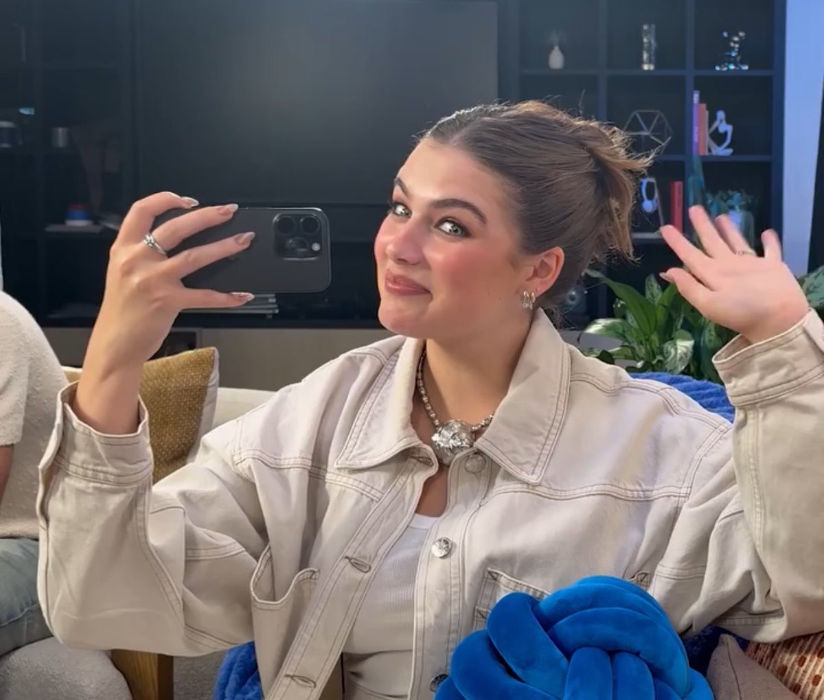stealmywellsy's tweet photo. Mikaella being the cutest sisters out there🎀 https://t.co/w1sIPA1bDl