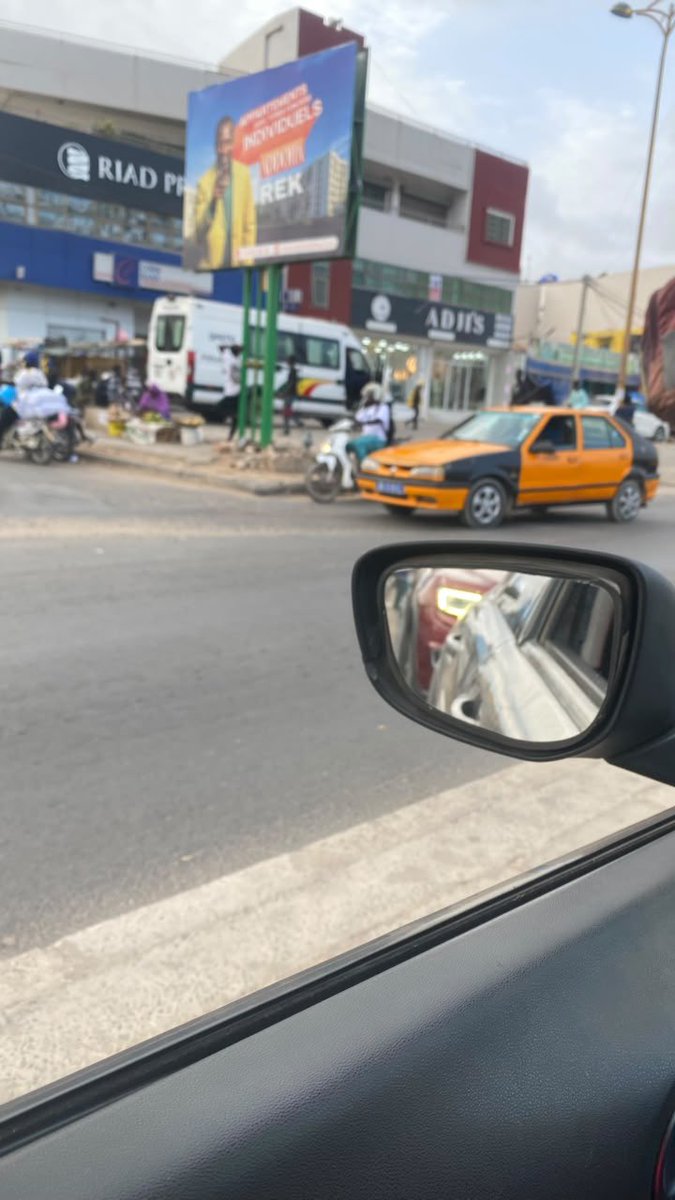 Ndiayetrust's tweet photo. La police de @m_matarcisse et @PR_Diomaye est en train de traquer des étrangers
Des véhicules de la police sont stationnés près des universités et écoles de formations pour arrêter des étrangers

Un bon nombre est déféré devant le parquet
Des actes xénophobes passé sous silence https://t.co/aPP0INKybv