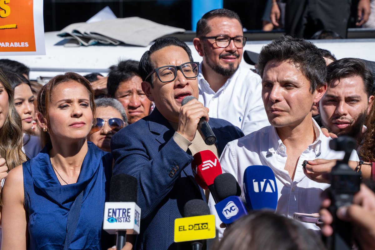 campanaUIO's tweet photo. ¡Es momento de unirnos por Quito! 🤝

Hoy oficializamos nuestra precandidatura a la concejalía junto a Wilson Merino (@WilsonMerinoR) y el movimiento @ImparablesEc 🚀 con un solo objetivo: recuperar el orden, el orgullo y, sobre todo, el futuro de Quito https://t.co/0AIaa8bHE3