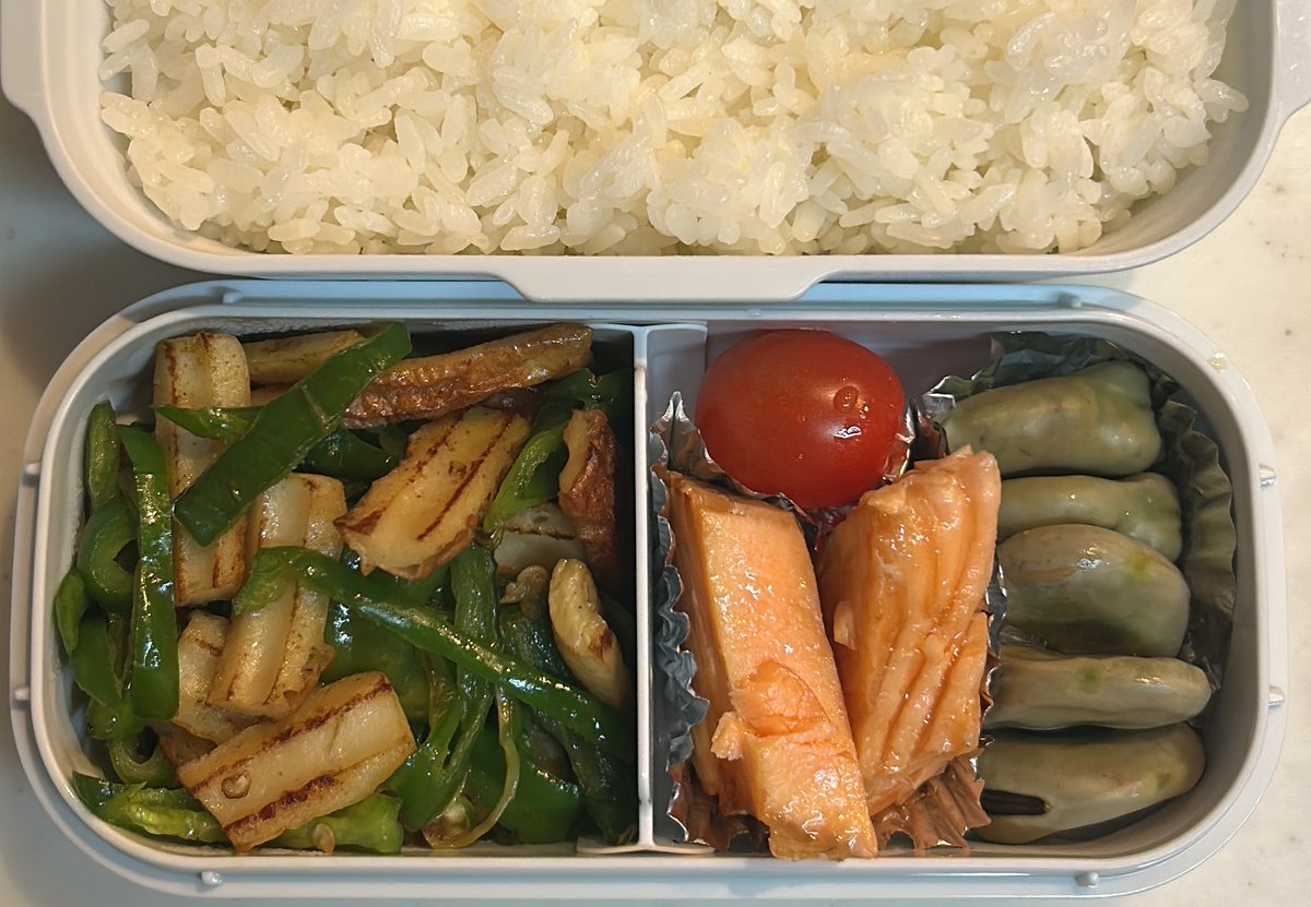 zarikoben's tweet photo. 鮭と竹輪の青椒肉絲とそら豆煮のお弁当。
ちょっとヘルシー？ https://t.co/0q5v324IpP