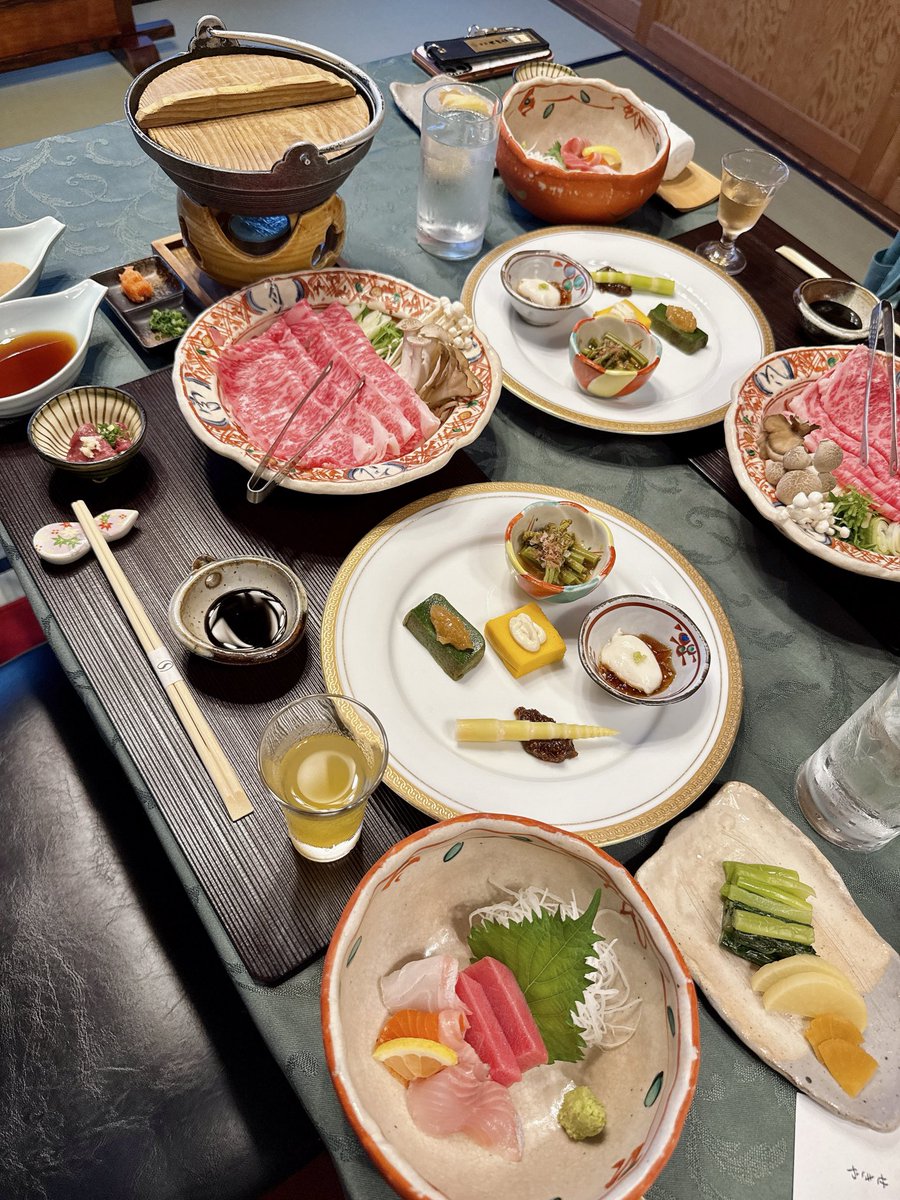 l_am__fy's tweet photo. 夫の風邪で延期していた上林温泉「湯宿せきや」へ、赤さんと3人で念願のマタ旅♨️
全8室・全室客室露天風呂付き。
森の中の貸切露天風呂も3つ、食事は12畳の個室で信州牛まで🥹ﾁｮ-ｵｽｽﾒ
滞在中ほぼ誰にも会わず、緑に包まれた別世界。
仕事あと3週間、この余韻で乗り切る🌿🤍
#上林温泉 #マタ旅 https://t.co/VuwnKIEK7q