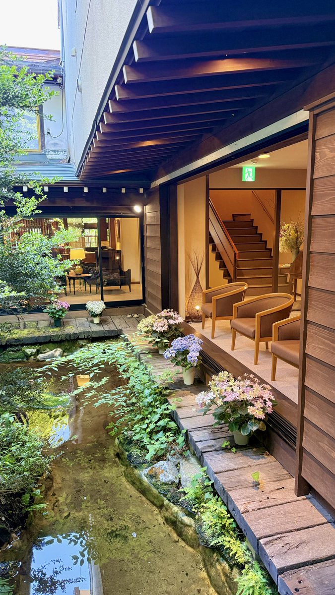 l_am__fy's tweet photo. 夫の風邪で延期していた上林温泉「湯宿せきや」へ、赤さんと3人で念願のマタ旅♨️
全8室・全室客室露天風呂付き。
森の中の貸切露天風呂も3つ、食事は12畳の個室で信州牛まで🥹ﾁｮ-ｵｽｽﾒ
滞在中ほぼ誰にも会わず、緑に包まれた別世界。
仕事あと3週間、この余韻で乗り切る🌿🤍
#上林温泉 #マタ旅 https://t.co/VuwnKIEK7q