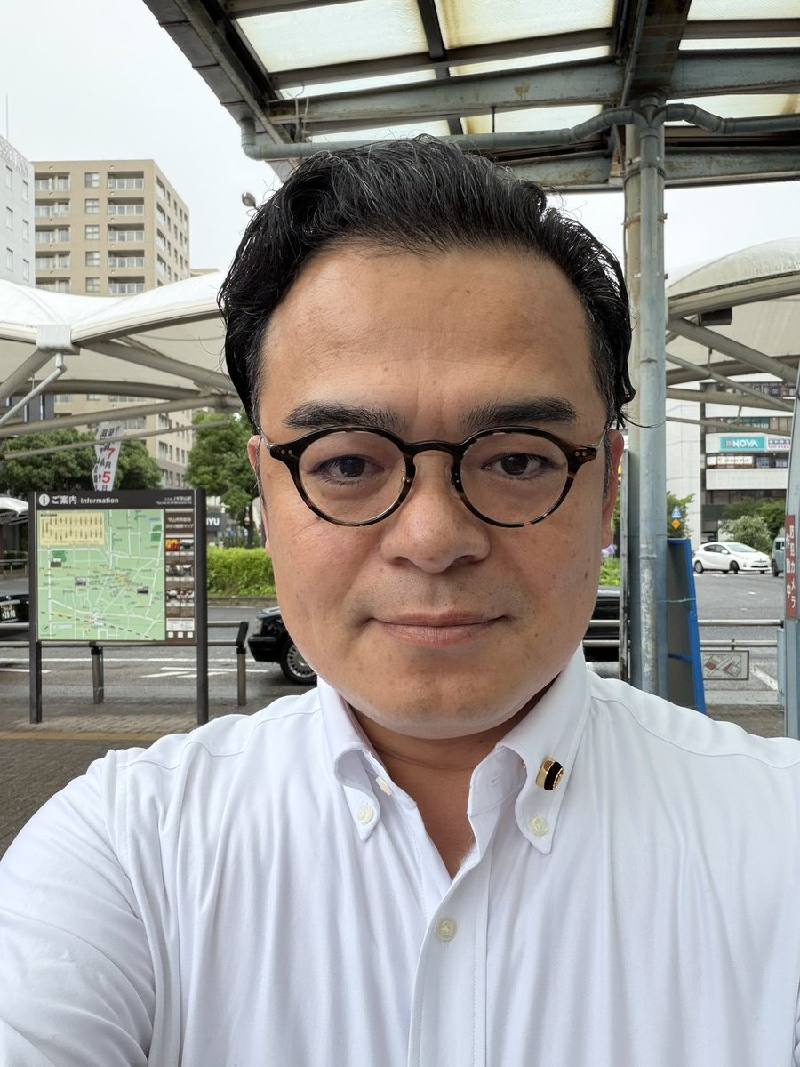 ShigaKitano's tweet photo. 皇紀2686年
令和8年7月6日（月）
おはようございます。
本日もよろしくお願い致します。
最高気温23℃最低気温22℃
雨時々止む、降水確率90%

雨が続きやすい一日です。
通学、通勤の足元と
水路の増水に
十分お気を付けください。

安い労働力で国を回す。
そこから主権の劣化は始まります。

◻️今日の出来事

1887年7月6日。

ハワイ王国の国王
カラカウアが
いわゆる銃剣憲法に署名しました。

ハワイは最初から
依存の構造に入るために
外の人や資本を受け入れたのでは
ありません。

欧米列強の時代に
通商、法律、教育、外交を
取り入れなければ
小さな王国として生き残れない
現実がありました。

出発点は
国を守る近代化でした。

しかし近代化は
依存に変わりました。

1875年の米布互恵条約で
砂糖は米国市場に深く結びつき
1887年の更新では
真珠湾をめぐる米国の軍事的関心も強まりました。

産業、市場、港。

経済と安全保障が結びつくと
選択肢は狭まります。

王政内部にも
統治の弱さや
権力闘争はありました。

内側の弱さは
外の力に利用される
入口になります。

砂糖産業は土地と資本を集中させ
労働力不足を埋めるために
中国系
日本系
ポルトガル系などの
移民労働者も入りました。

けれど政治を動かしたのは
現場の労働者ではありません。

米国系を中心とする白人実業家
砂糖プランター
法律家たちでした。

彼らは土地と資本を握り
アメリカという大国の影を背に
ハワイアン・リーグを
組織しました。

武装民兵
ホノルル・ライフルズの圧力の下で
国王に新憲法を認めさせました。

ハワイの場合
それは「銃剣」による強制でした。

国王の権限は削られ
選挙制度も組み替えられました。

アメリカ人や
ヨーロッパ人男性居住者には
国籍を問わず門が開かれ
多くのハワイ先住民は
財産要件などで政治参加を
弱められました。

アジア系移民は
投票から外されました。

人を入れた先で
土地を握られ
資本を握られ
制度の入口を握られたのです。

日本はハワイとは違います。

独立国家として
人口も産業も制度も
防衛力もあります。

そして日本はまだ
自らの選択で道を変えられます。

国を低迷させるのは
外から来る人そのものでは
ありません。

自国民の賃金を上げず
産業を鍛えず
省力化にも投資せず
人手不足を理由に
安い労働力で穴埋めする政治です。

経営の現場にいた者として
人手不足の苦しさは分かります。

人手不足で倒れる事業を
どう支えるかは重要です。

しかし安い労働力で
延命するだけなら
賃金も技術投資も
地域の未来も後ろへ下がります。

必要な受け入れがあるとしても
低賃金ではなく
高賃金
技能形成
日本語
地域責任を
条件にするべきです。

企業は一時的に助かります。

しかし利益は上へ行き
負担は地域へ落ちます。

学校
住宅
医療
福祉
治安
防災
自治会
消防
通学路の安全。

欧米の混乱は
移民を憎む話ではありません。

受け入れる量と
統合する力と
地域が背負える責任が
合わなくなった話です。

日本も入口に立っています。

令和7年末の在留外国人は
412万5,395人。

令和7年10月末の
外国人労働者は
257万1,037人。

どちらも過去最高です。

これは一部業種ではなく
国の形を変える規模です。

人手不足だから仕方ない。

この一言で進めれば
次に崩れるのは
賃金であり
地域であり
公の責任です。

受け入れるなら
条件を先に決めるべきです。

日本人と同等以上の賃金。
社会保険の徹底。
日本語と生活ルールの確認。
住宅、教育、医療、防災の
地域負担を
雇う側も負う制度。

安く雇うなら
安く済むという設計を
やめることです。

そして
土地
資本
政治参加
安全保障は
厳しく線を引く。

これがなければ
共生は現場への丸投げになります。

入口を絞ることと
入れた後に責任を求めること。

この二つを同時に持つのが
現実の政治です。

守山でも同じです。

河西学区の水路、農地、通学路は
書類で守られているのでは
ありません。

自治会、消防、学校、家庭。
日々の見守り。
顔の見える責任。

地域を守るのは
安く使える誰かではありません。

この地を背負う覚悟です。

誰が土地を守るのか。
誰が水を見に行くのか。
誰が子供たちの安全を担うのか。

共生を語るなら
まず責任の所在を語るべきです。

守山市議会でも
この視点で外国人受け入れを
考えるべきだと思います。

皆様はどうお考えでしょうか。

ハワイは一夜で
消えたのではありません。

近代化で開き
経済で縛られ
制度を書き換えられ
最後は国を失いました。

日本は同じ道を
歩んではなりません。

雨の朝です。
足元を確かめながら
今日も地域の入口を守る
仕事に戻ります。

皆様、お気を付けて
行ってらっしゃいませ。

『日本人ファースト！』

『繋がれNippon!!
咲き誇れNippon!!』

#北野ゆうこ
#北野ひろや
#守山市
#河西学区
#播磨田町